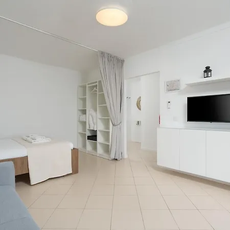 Sunny W/ Balcony In By Lovelystay Portimão