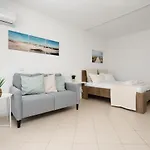 Daire Sunny W/ Balcony In By Lovelystay
